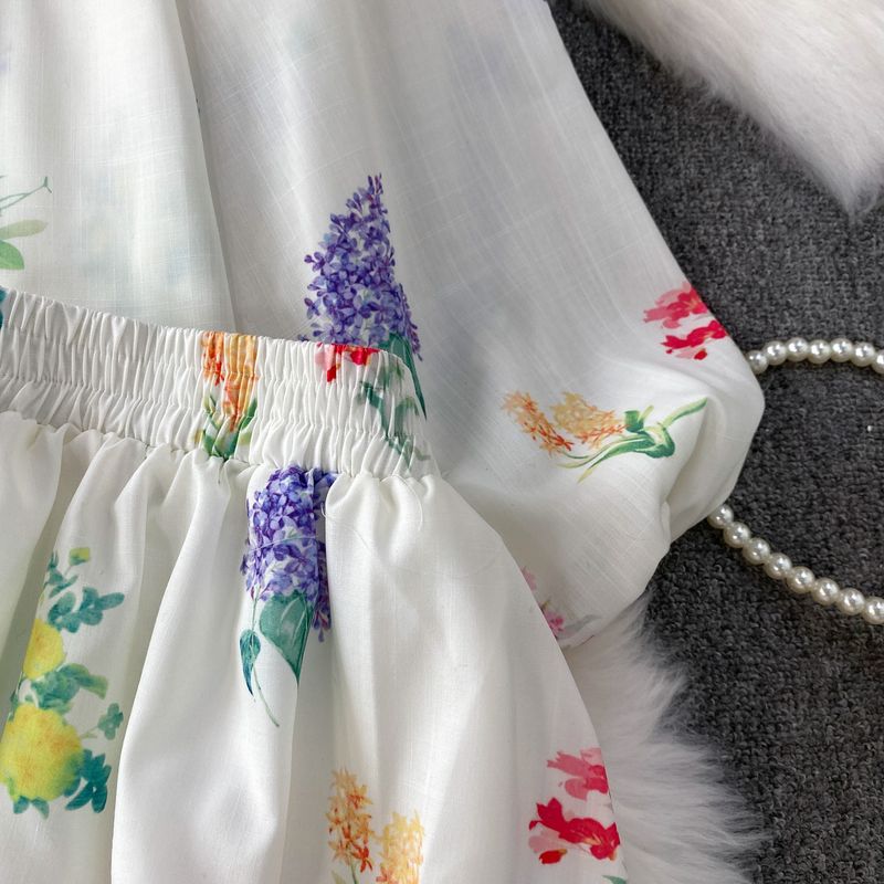 Completo composto da camicetta con maniche a sbuffo e stampa floreale e gonna snellente a vita alta - Elegante completo bianco in due pezzi_voghion.com