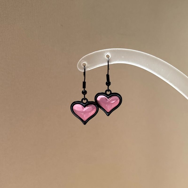 Ciondolo a forma di cuore rosa con guava, alla moda, con ganci per le orecchie neri, adatto per orecchini con viso rotondo._voghion.com