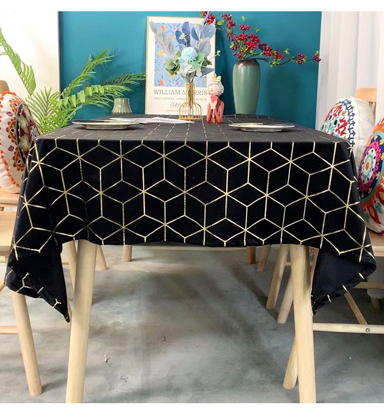 Luxuriöse Tischdecke aus smaragdgrünem Samt mit goldener geometrischer Stickerei – Elegante rechteckige Esstischdecke für formelle und festliche Dekoration_voghion.com