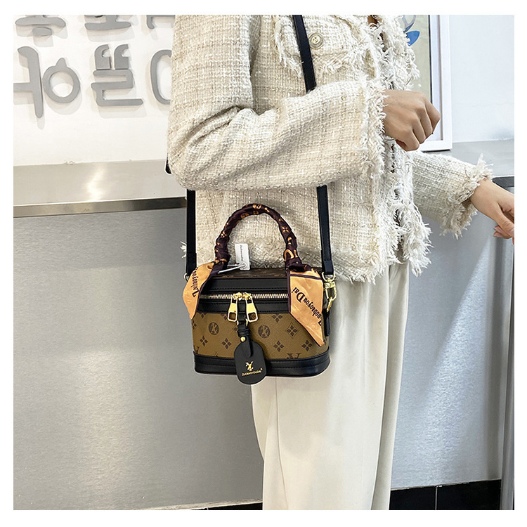 High-end female 2023 new fashion presbyopic box all-match portable shoulder Messenger cosmetic bag trend_voghion.com