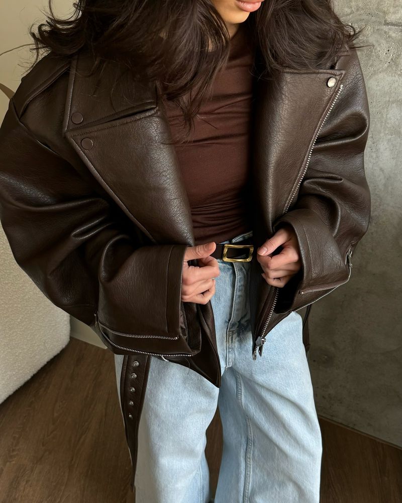 Kurze Bikerjacke für Damen mit Gürtel – stylischer Kunstledermantel, lockere Passform, lange Ärmel, Reißverschluss, trendige, lässige Oberbekleidung für den Alltag_voghion.com