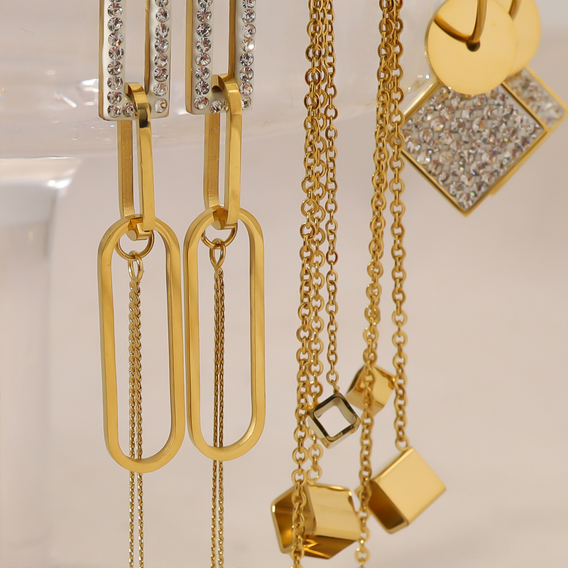 Boucles d'oreilles en acier au titane à pampilles carrées incrustées de diamants géométriques INS avec placage d'or véritable 14 carats et boucles d'oreilles à la mode_voghion.com