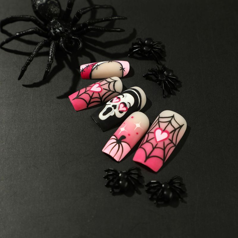 Unghie finte con armatura, nail art di Halloween, sfumatura rosa, amore, zucca, ragnatela, teschio, unghie finte_voghion.com