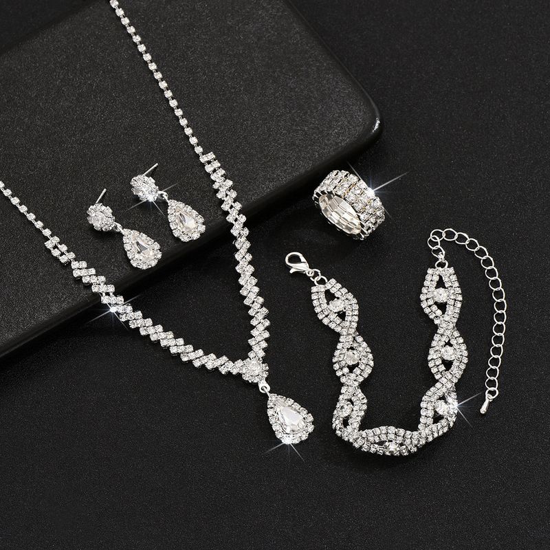 Set di gioielli da sposa alla moda 2024 composto da quattro pezzi, collana con nappa e diamanti, orecchini, bracciale e anello_voghion.com