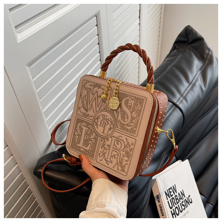 Design para mulheres 2024 Nova bolsa feminina transversal popular portátil pequena bolsa quadrada bordada_voghion.com