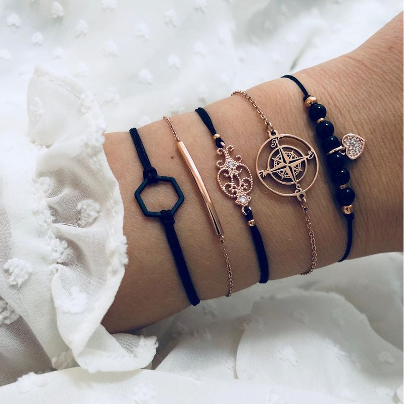 Bracciale esagonale nero con bussola personalizzata e ciondolo a forma di cuore tempestato di diamanti, set di 5 gioielli_voghion.com