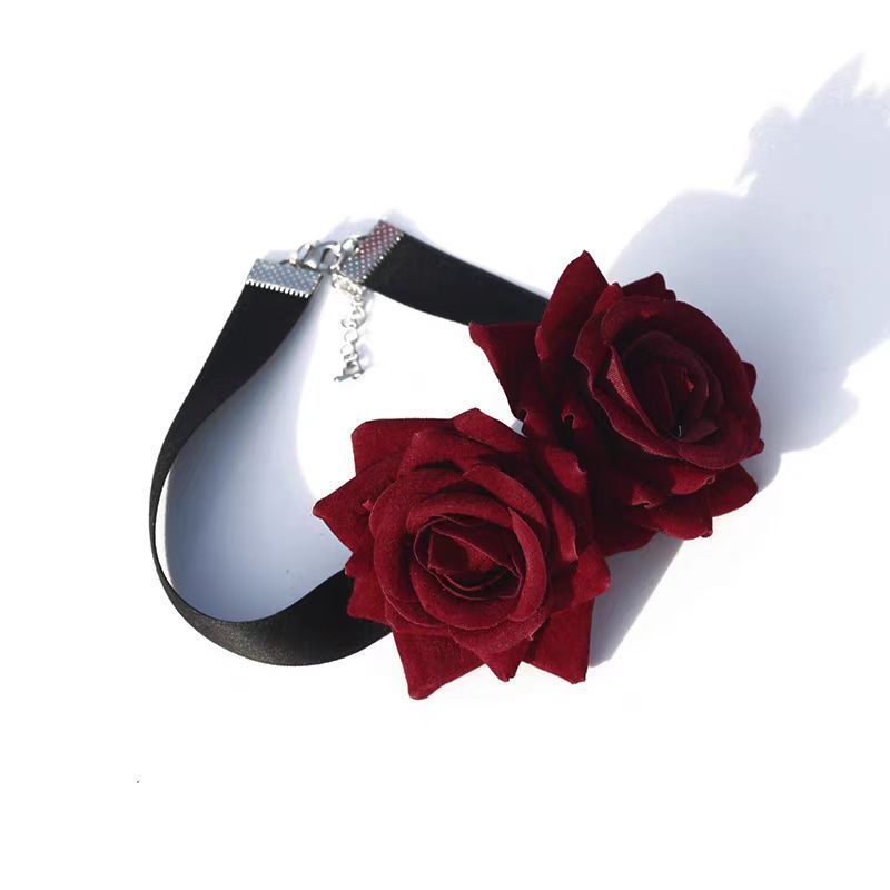 Collana con catena a forma di cuore rosso con perle e rosa, design di nicchia, accessori per abito da brindisi_voghion.com