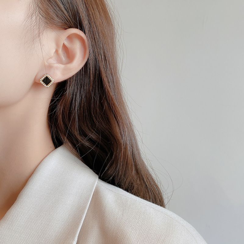 classic small fragrant style black pearl with personalized simplicity and high-end feel French internet red earrings_voghion.com