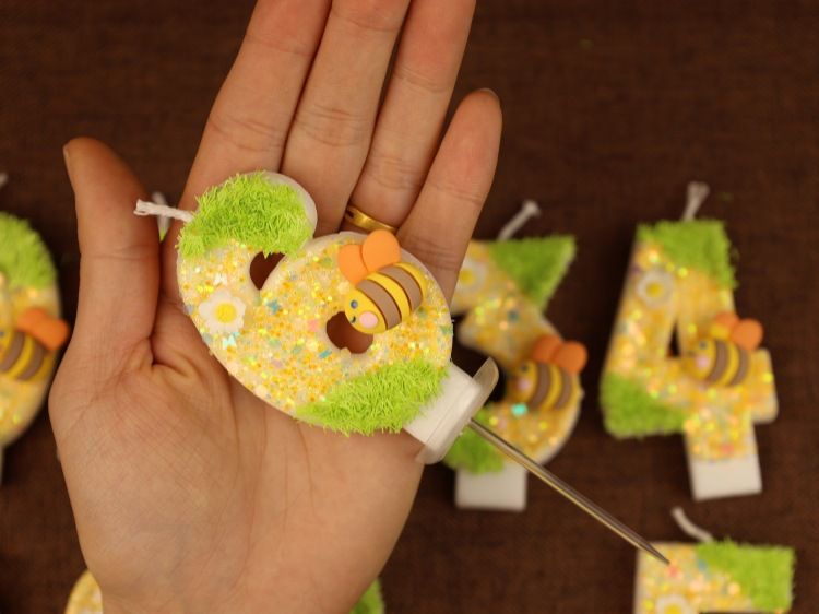 Decorazione per torta di compleanno fatta a mano con numero di ape verde e gialla_voghion.com