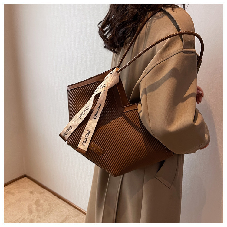 Capacity Tote Commuter High-end Large Versatile Shoulder Casual Heart-shaped Underarm Bag For Women_voghion.com
