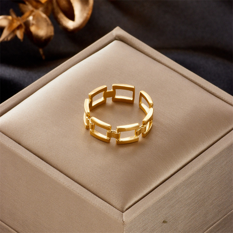 Anello ad anello in stile freddo di fascia alta di fascia alta con apertura geometrica quadrata cava in acciaio al titanio semplice moda europea e americana_voghion.com