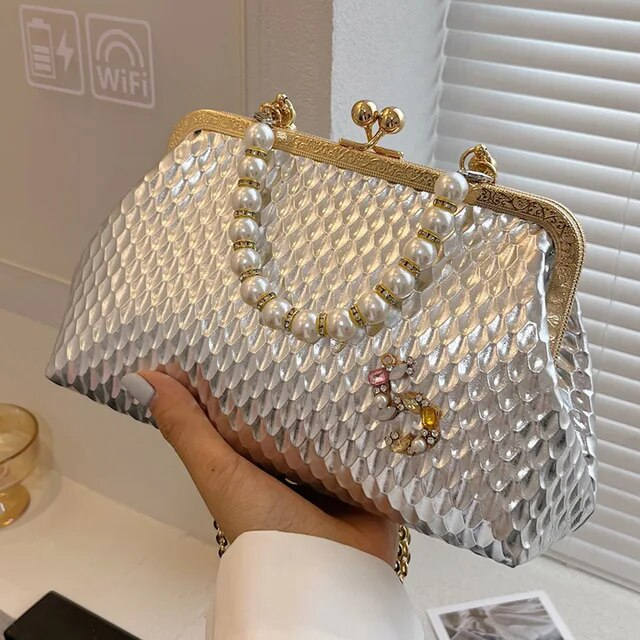 2023 Borse a tracolla di minoranza francese da donna di lusso Borse a tracolla in oro Moda Catena di perle Clip di conchiglia Piccola borsa Eveing Clutch_voghion.com