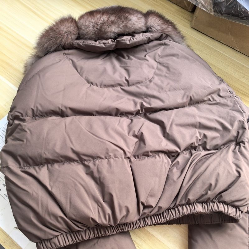 Piumino corto da donna con collo oversize in pelliccia di volpe - Cappotto invernale alla moda con piumino d'anatra bianca, pelliccia staccabile, vestibilità ampia, vari colori_voghion.com