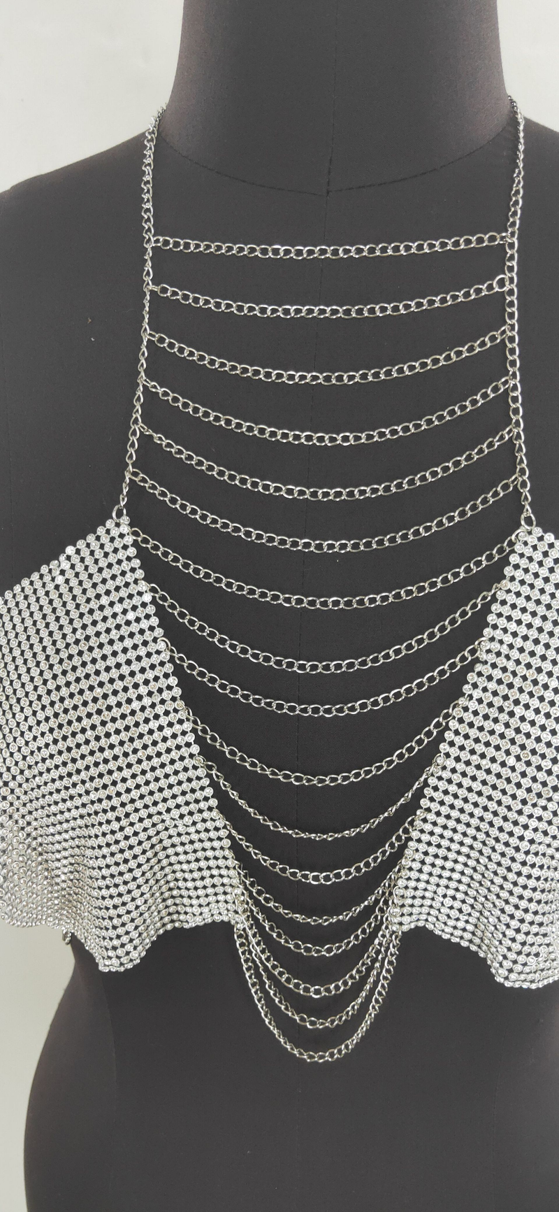 La catena con nappe in tessuto intarsiato con strass incontra la catena del corpo superiore con cavezza_voghion.com