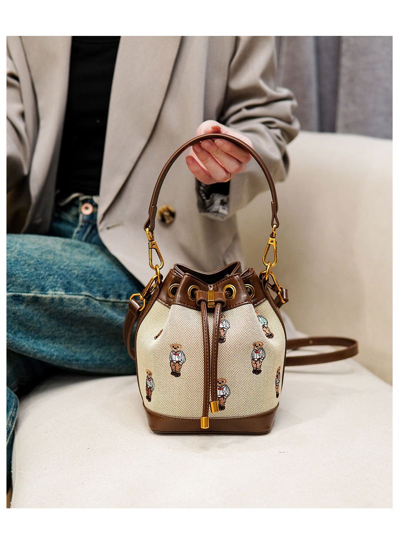 Frauentaschen Stickerei Thread Hand Bär 2024 Neue Mode Nische Schulter Messenger Bag weiblich_voghion.com