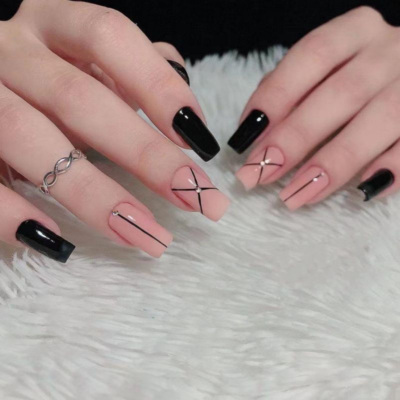 Diamond style square line design for wearing nails, elegant and beautiful patches, press on nail_voghion.com