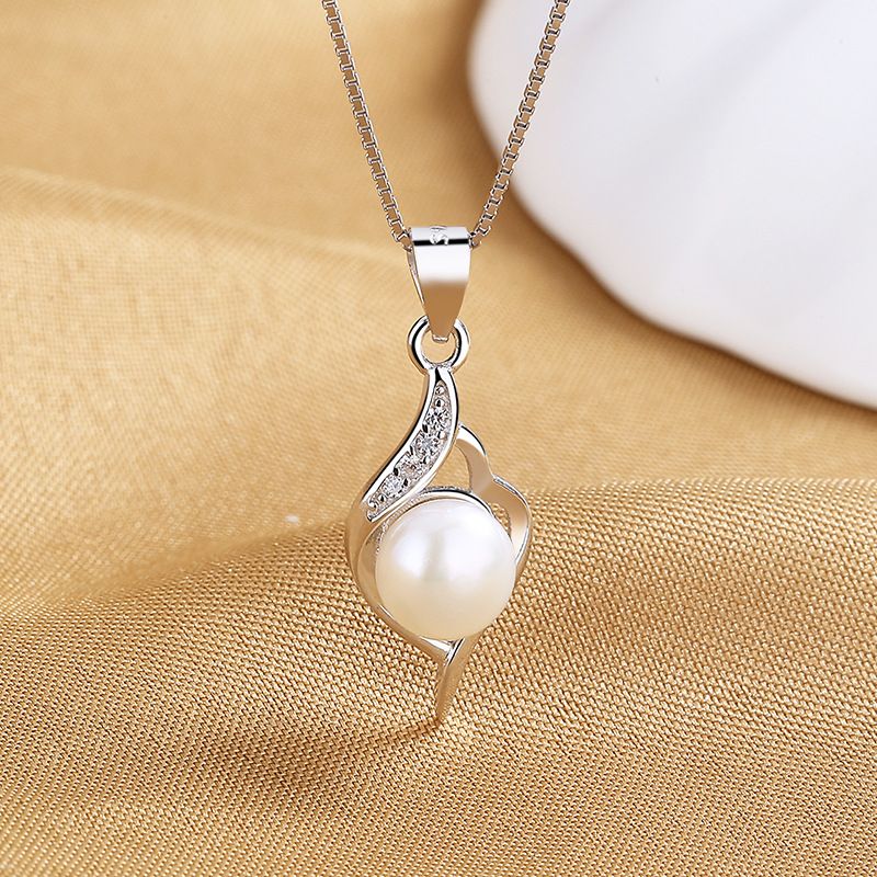 Elegant Pearl Necklace For Women With Heart Pendant_voghion.com