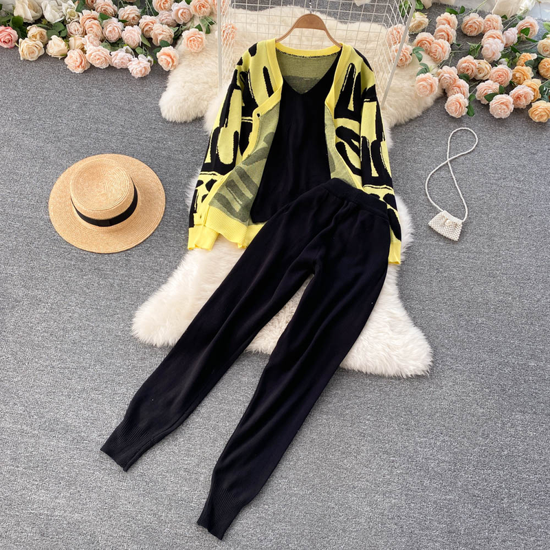 Kadın iç katman, ince kesim pantolonlu üç parçalı set Şık gündelik takım elbise, harf baskılı bol örme ceket, yelek,_voghion.com