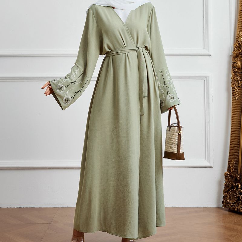 Elegantes langes muslimisches Kleid, modische bestickte Strickjacke aus Polyestergewebe mit langem Gewand im Taillengürtelstil_voghion.com