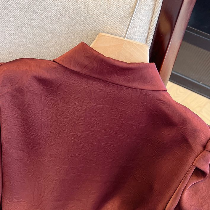 Camicetta floreale con collo alto e maniche a sbuffo – Elegante camicia in raso French Chic da donna, leggera camicetta a maniche lunghe con apertura frontale (rosso, marrone, nero)_voghion.com
