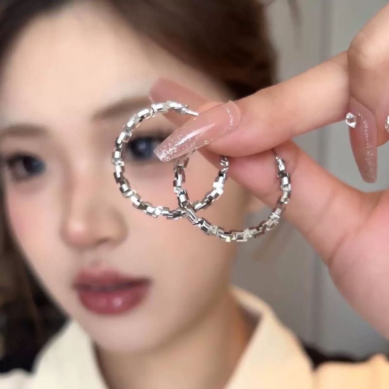 Light Luxury Versatile Ancora Red Atmosphere For Women Fashionable Temperament High-end Feel Square Round Face Hoop_voghion.com