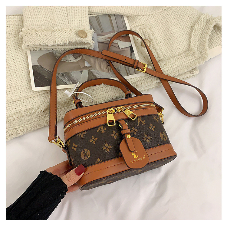High-end female 2023 new fashion presbyopic box all-match portable shoulder Messenger cosmetic bag trend_voghion.com