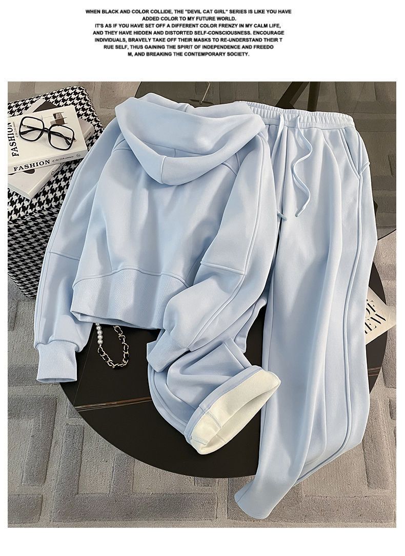 Completo da donna con felpa con cappuccio e pantaloni larghi a vita alta - Comodo outfit invernale foderato in pile per un look casual chic_voghion.com