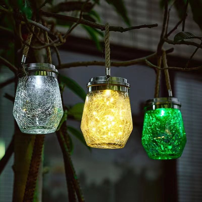 Lampion wiszący LED z popękanego szkła Mason Jar zasilany energią słoneczną – do ogrodu, na taras i jako element dekoracji świątecznej (dostępny w wielu kolorach i stylach)_voghion.com