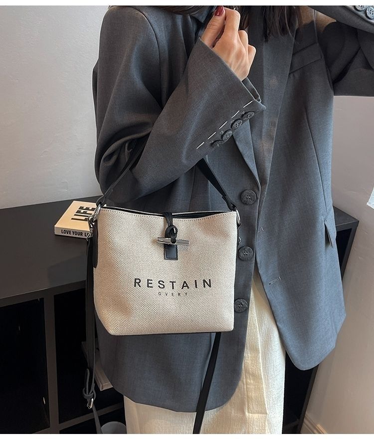 Design de nicho da moda deste ano 2025 Novas bolsas femininas casuais versáteis de lona crossbody de mão_voghion.com