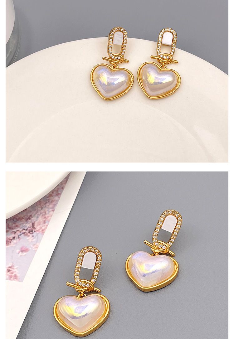 La Porta Est della Corea del Sud è caratterizzata da un semplice ago d'argento in ottone placcato in oro vero, annodato in tre dimensioni_voghion.com