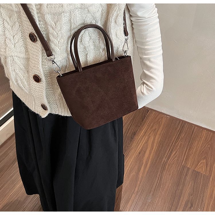 Advanced niche autumn/winter 2024 new trend leopard print crossbody for women, hand-held work bucket bag_voghion.com