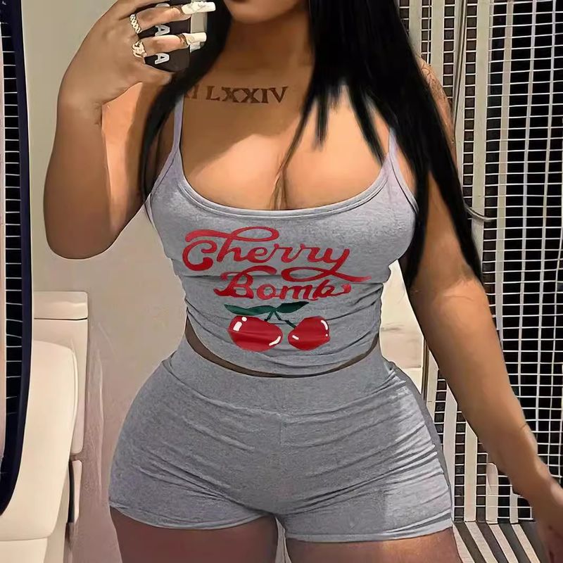 Completo estivo con pantaloncini e bretelle sexy da bellezza transfrontaliera_voghion.com