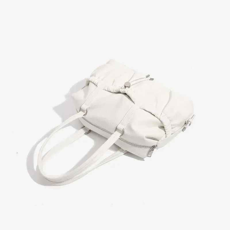 Borsa a tracolla multitasche in pelle pregiata per le uscite estive, modello Pillow Tote da donna chic_voghion.com