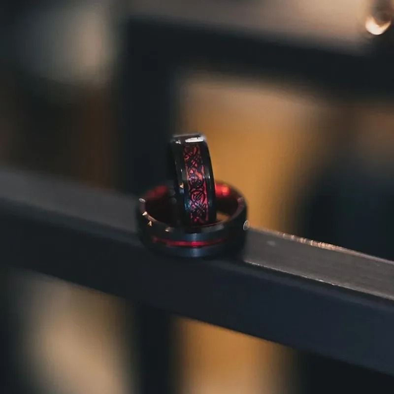 Vendite calde Moda 8mm Nero Tungsteno Nozze Celtico Drago Intarsiato Zircone Anelli In Acciaio Inossidabile per Uomo Anello Blu Fibra di Carbonio_voghion.com