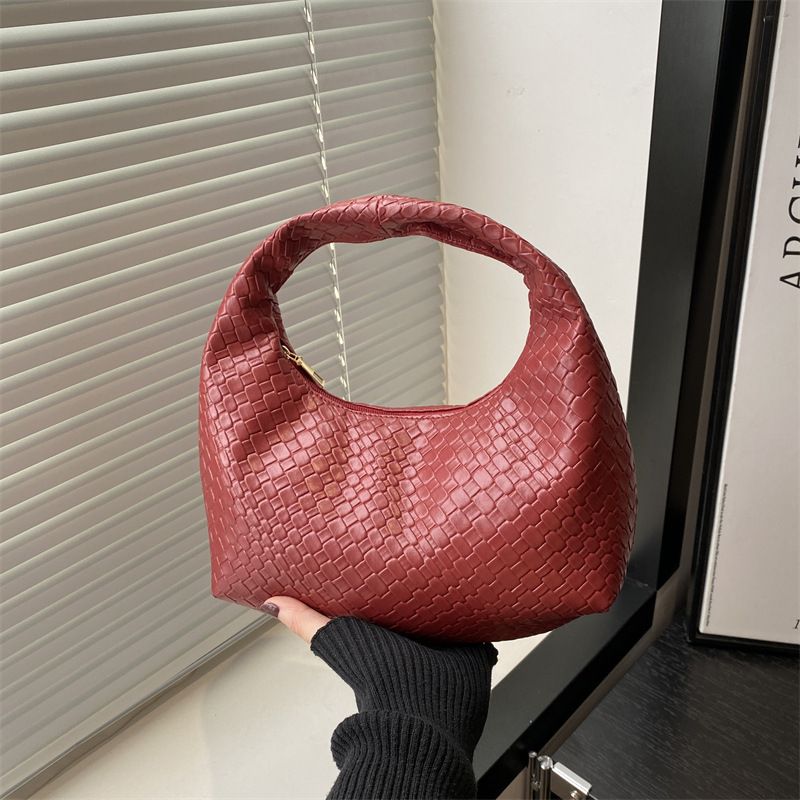 Modne torebki damskie pod pachami w tym roku: luksusowe, eleganckie, poręczne torebki typu Crescent, modne torebki crossbody do pracy_voghion.com