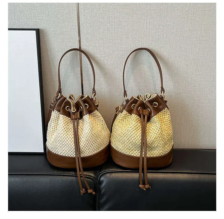 Borsa a secchiello di design di nicchia per donna, borsa a mano piccola, borsa a tracolla in paglia, stile alla moda e di alta qualità._voghion.com