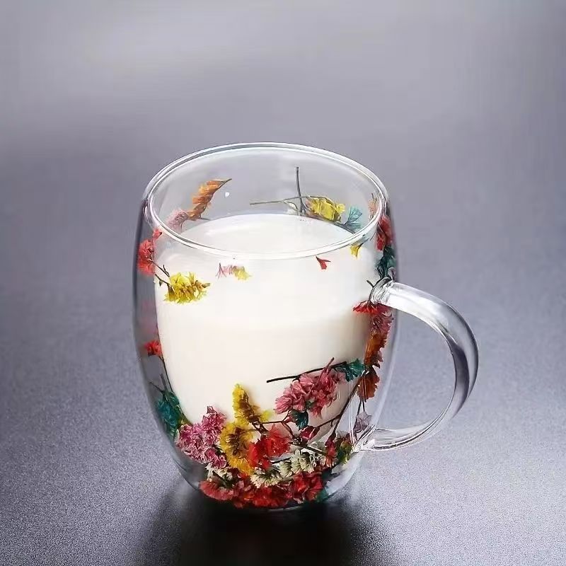 Doppelschichtiger Glasbecher mit getrockneten Blumen – 400 ml, hitzebeständiger Becher (handgefertigtes Blumendesign mit bequemem Griff und Goldrand)_voghion.com