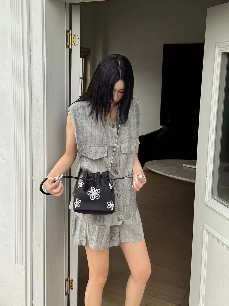 Borsa tote in seta con fiori e perle francesi di Niche, moda e festa_voghion.com