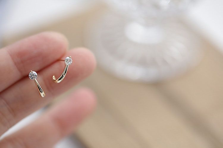 Tichins Cool Style Reines Silber Einzelner Diamant Für Frauen, Einfacher Stil, Gebogenes Zirkon-Set, Vielseitige Ohrringe Und_voghion.com
