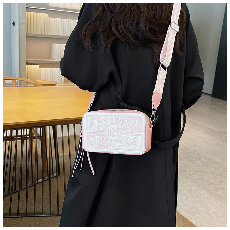 Sac pour appareil photo brodé de conception de Niche pour femmes, nouveau style transfrontalier, petit sac carré haut de gamme, sacs à bandoulière polyvalents, 2024_voghion.com