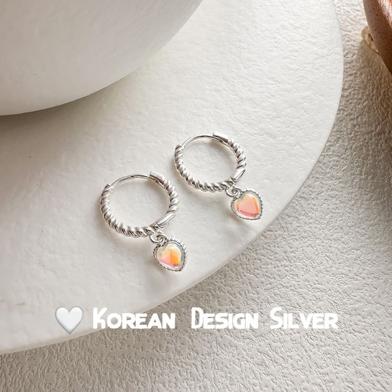 Pendientes pequeños y elegantes con colgante de corazón de piedra de ópalo y aro trenzado para mujer._voghion.com