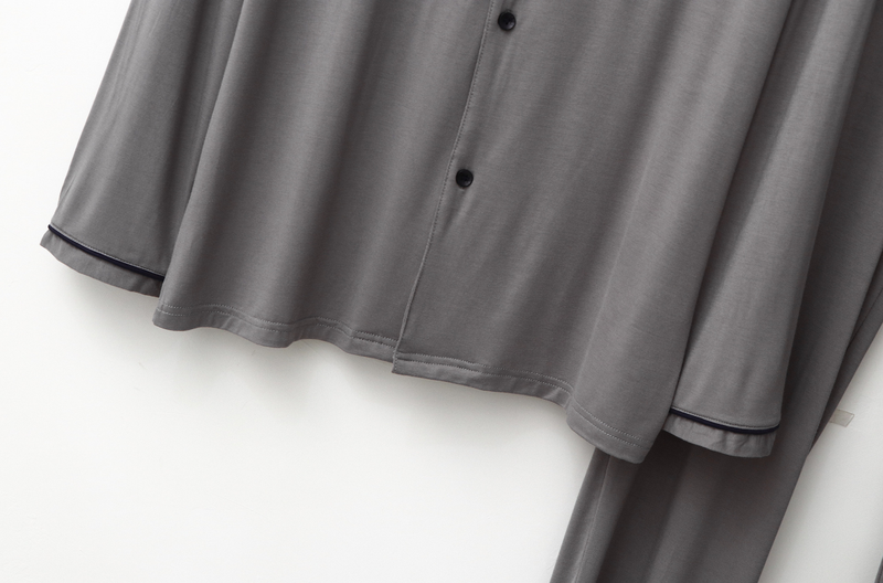 Coppia abbigliamento per la casa risvolto in modal design con bottoni in colore a contrasto comodi pantaloni traspiranti a maniche lunghe set pigiama da uomo e da donna_voghion.com