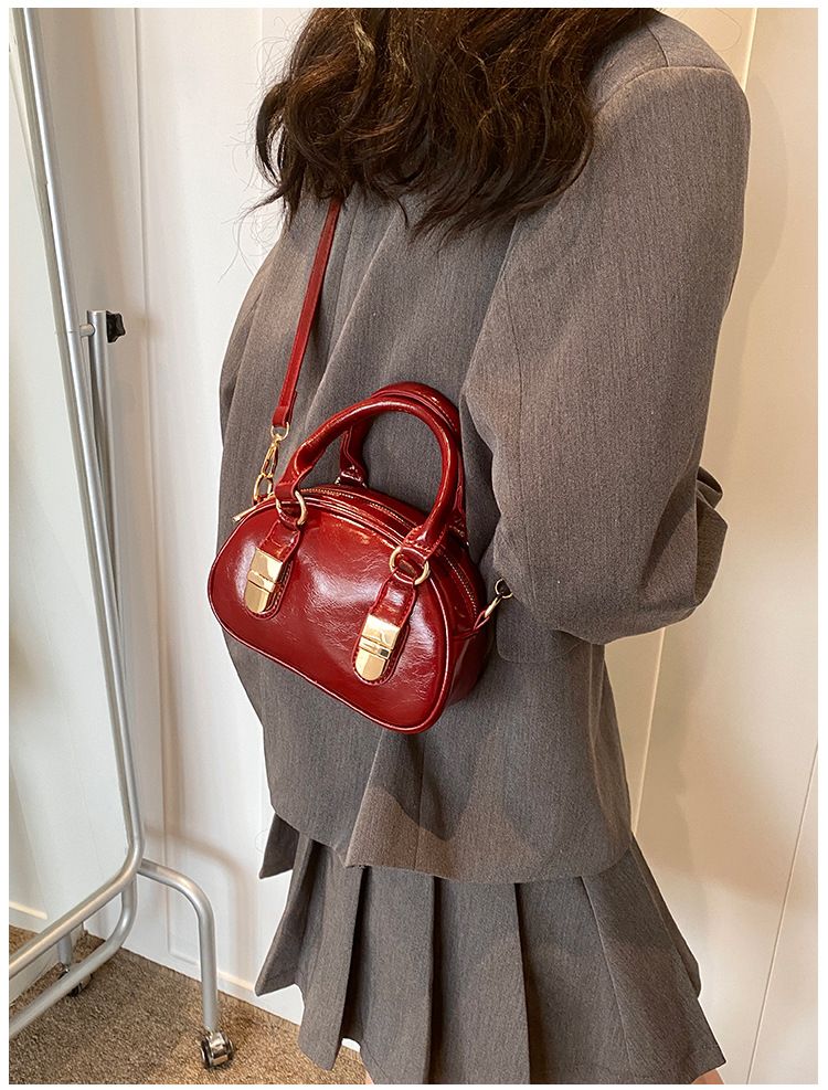 Fashionable Hand-held Bowling Bag For Women 2024 New Item Niche Retro Shell Bag High-end And Versatile Shoulder Bag Crossbody Bag_voghion.com