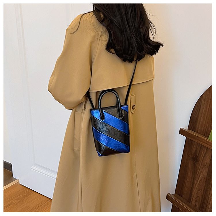 Damentaschen 2024 neue koreanische Version der Mode kontrastierende Farben im ausländischen Stil tragbare Damen-Umhängetasche kleine quadratische Tasche_voghion.com