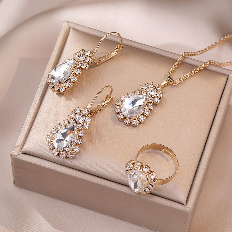 Produttori all'ingrosso di collane europee e americane transfrontaliere con zirconi rossi in rete femminile e orecchini pendenti Joker con catena in metallo per clavicola_voghion.com