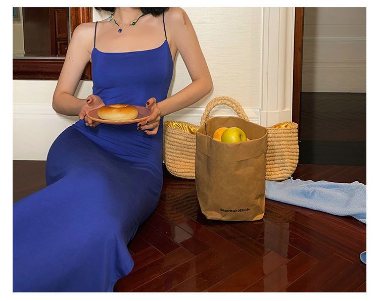 Französisches Kleid mit Spaghettiträgern, hoher Taille, schlankmachendem Bodycon, Pure Desire Base 2025_voghion.com