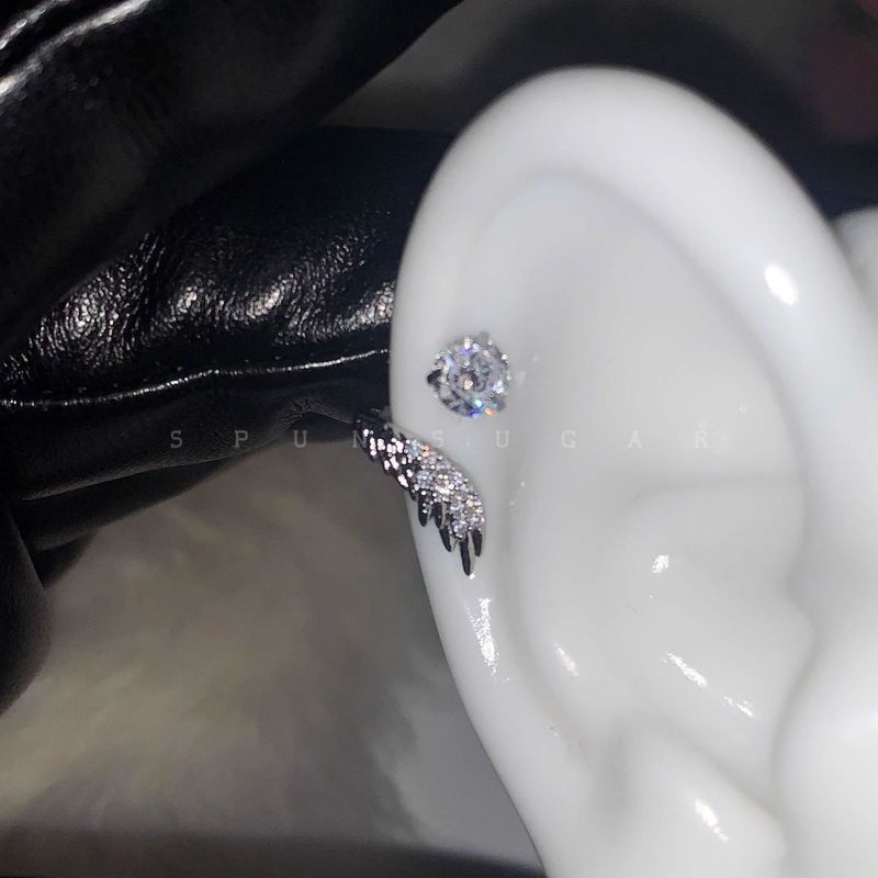 Superbes boucles d'oreilles à tige en acier titane, polyvalentes et uniques, avec ailes d'ange enveloppées de diamants scintillants pour femmes_voghion.com