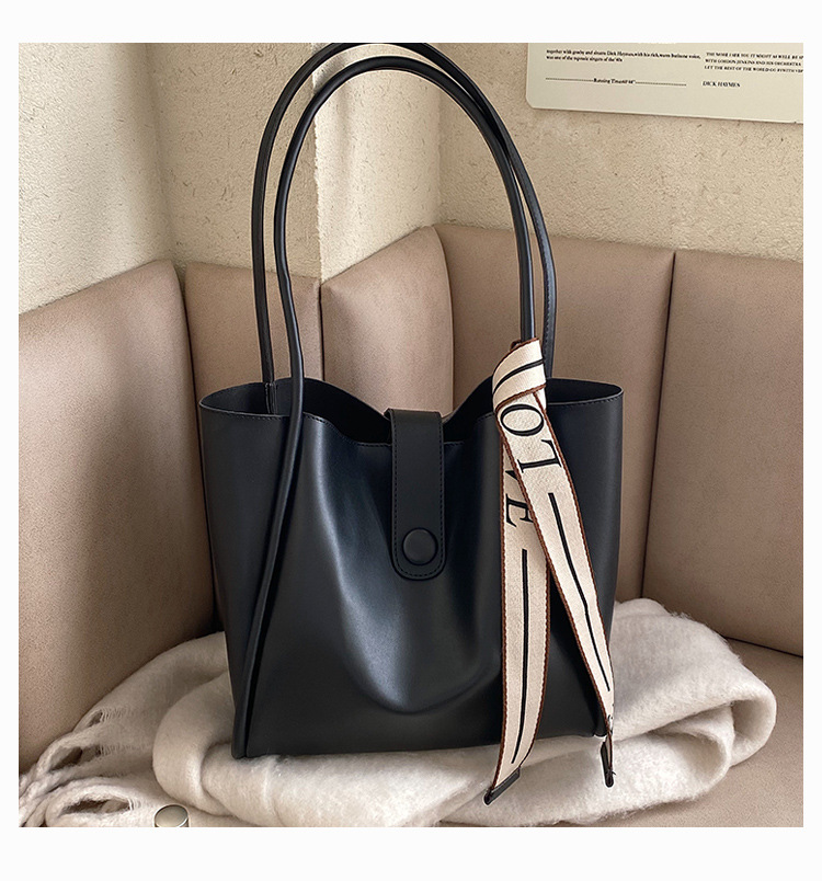 Large capacity spring for women in 2024, new and trendy single shoulder with a stylish texture, tote bag_voghion.com