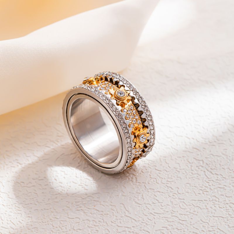 Anillo de diamantes giratorio con engranajes, moderno y versátil, con colores que combinan con todo._voghion.com