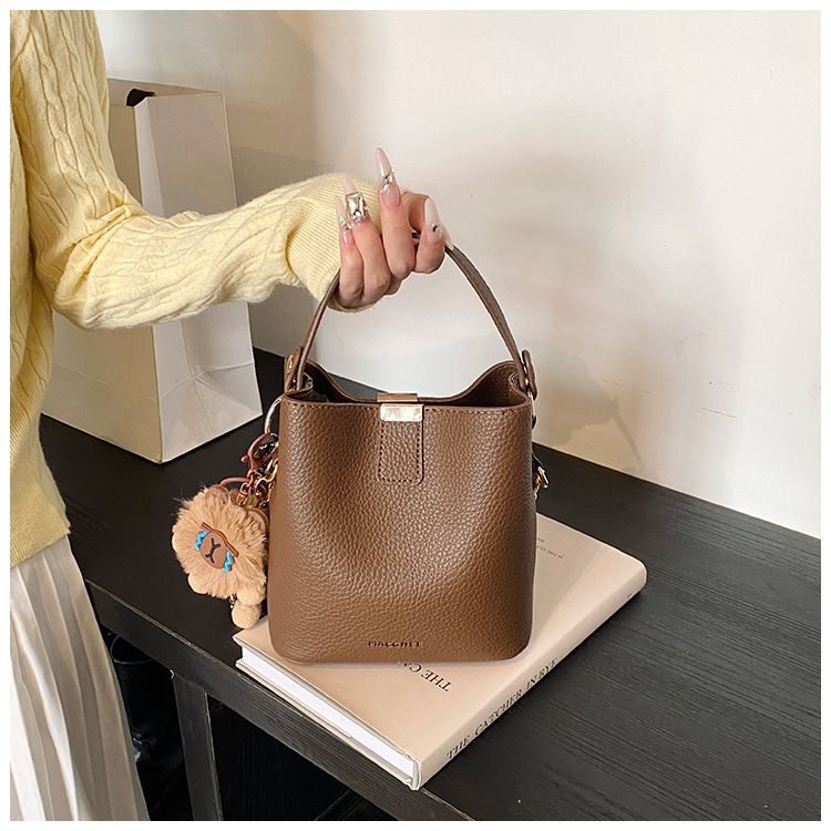 Francese 2024 Nuovo secchiello portatile alla moda di grande capacità per le donne, borsa a tracolla singola di alta qualità_voghion.com